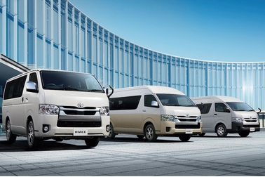 (左):VAN・2WD・2800ディーゼル・標準ボディ・スーパーGL