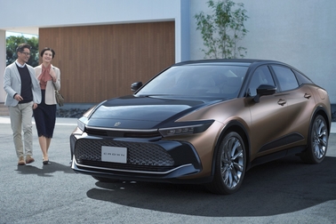 【モデル入り素材】CROSSOVER Z（2.5Lハイブリッド車）